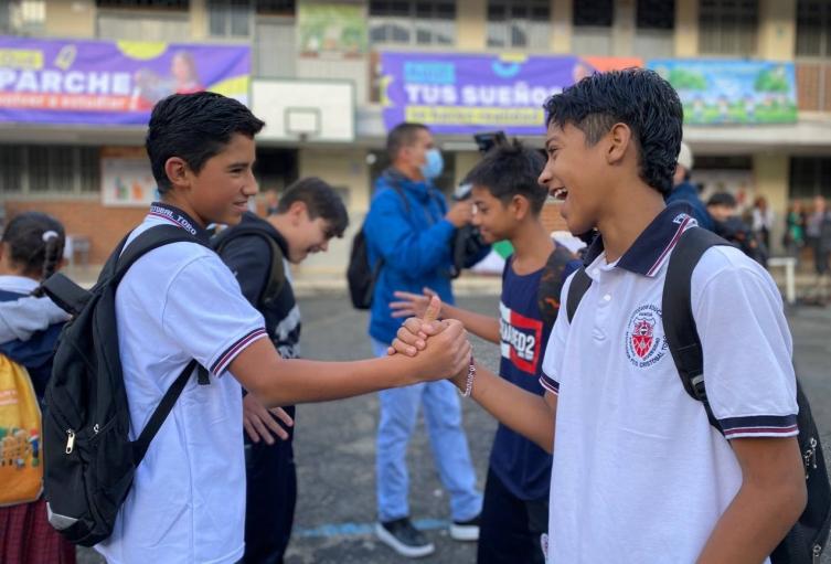 “Volvamos al Cole”: campaña de la policía de Medellín para el regreso a clases