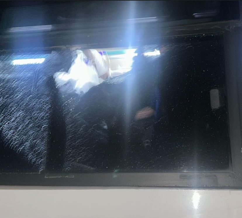 Fotografía del bus de Millonarios tars el ataque en su llegada al Estadio Sierra Nevada