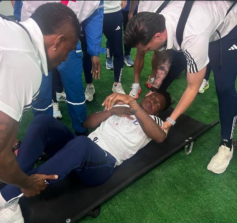 Iván Arboleda siendo trasladado en camilla tras el ataque al bus de Millonarios.