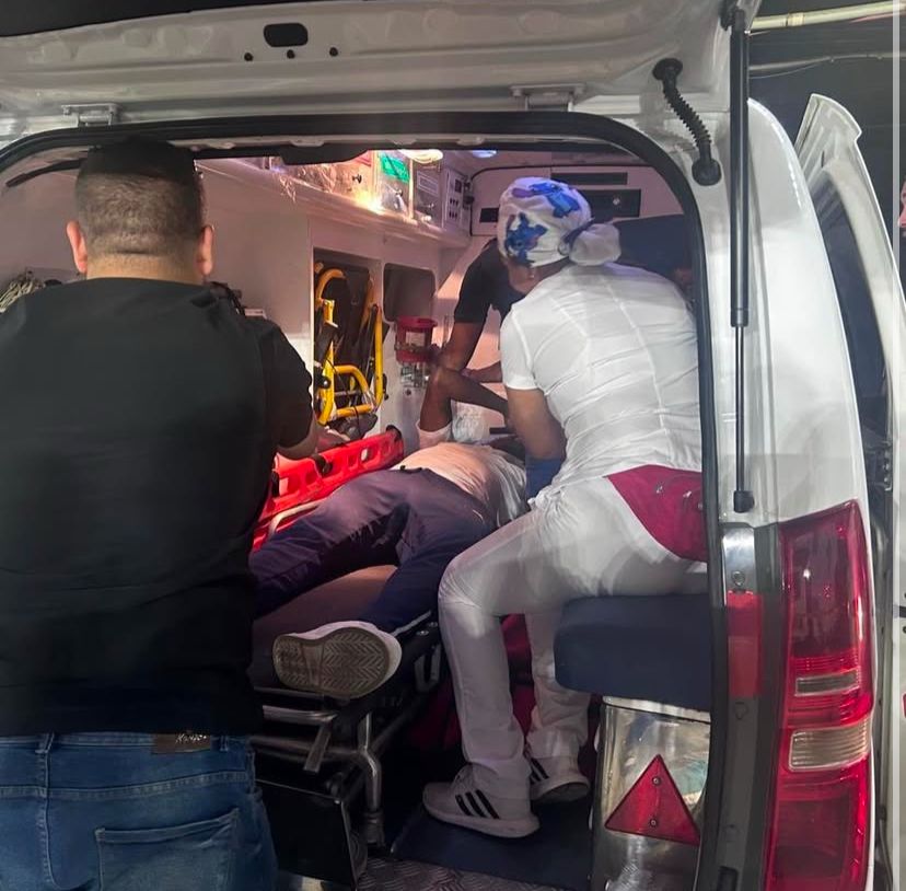 Iván Arboleda siendo trasladado en camilla tras el ataque al bus de Millonarios.