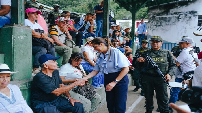 Gobernadora del Tolima con los firmantes de paz