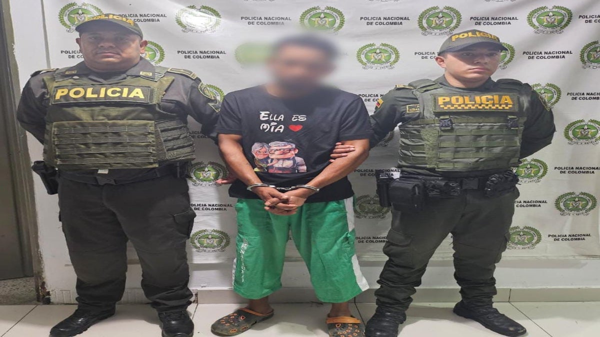 ¡Brutal ataque! Hombre casi mata a su esposa a cuchillo en plena calle