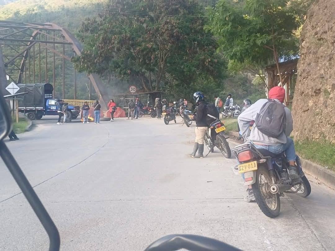 Comunidades bloquean la transversal El Libertador que comunica al Huila con Cauca, Valle y Nariño