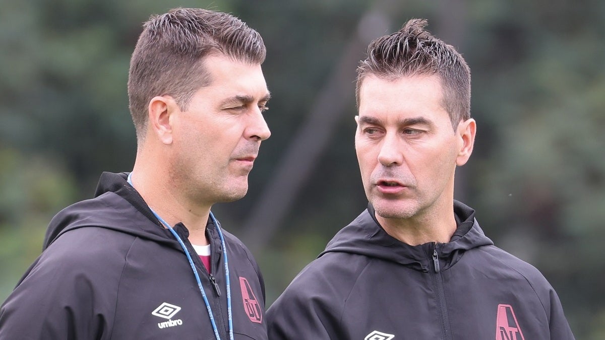 El técnico Ismael Rescalvo y su hermano gemelo Juan, dirigen al Deportes Tolima