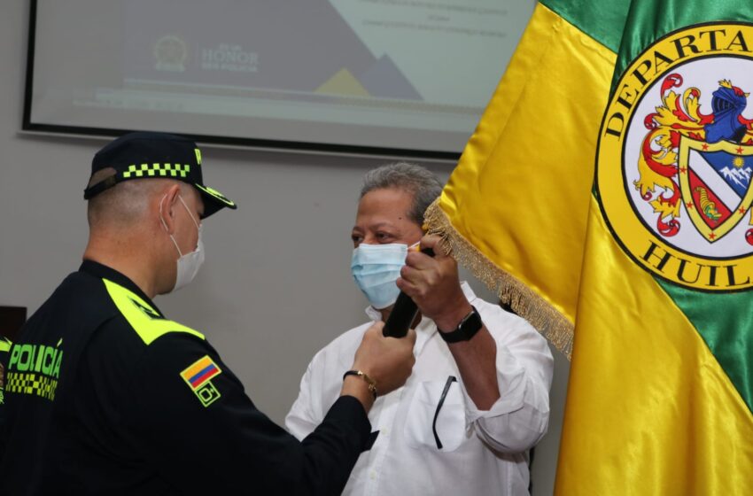 gobernador entrega banderas