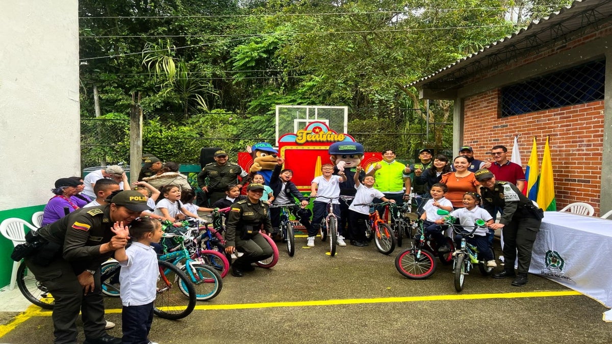 Sueño sobre ruedas: Policía entrega bicicletas a niños de escuela rural