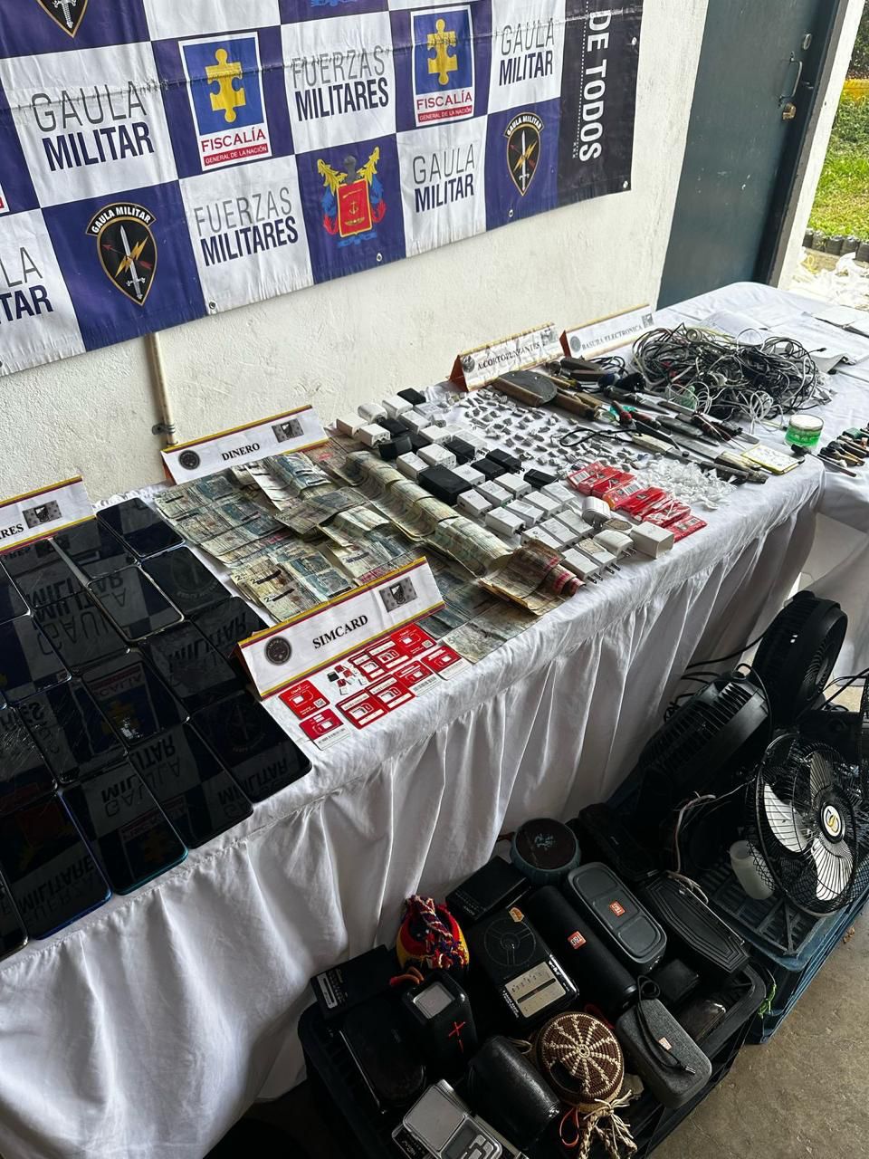 Incautan 23 celulares y 50 cargadores