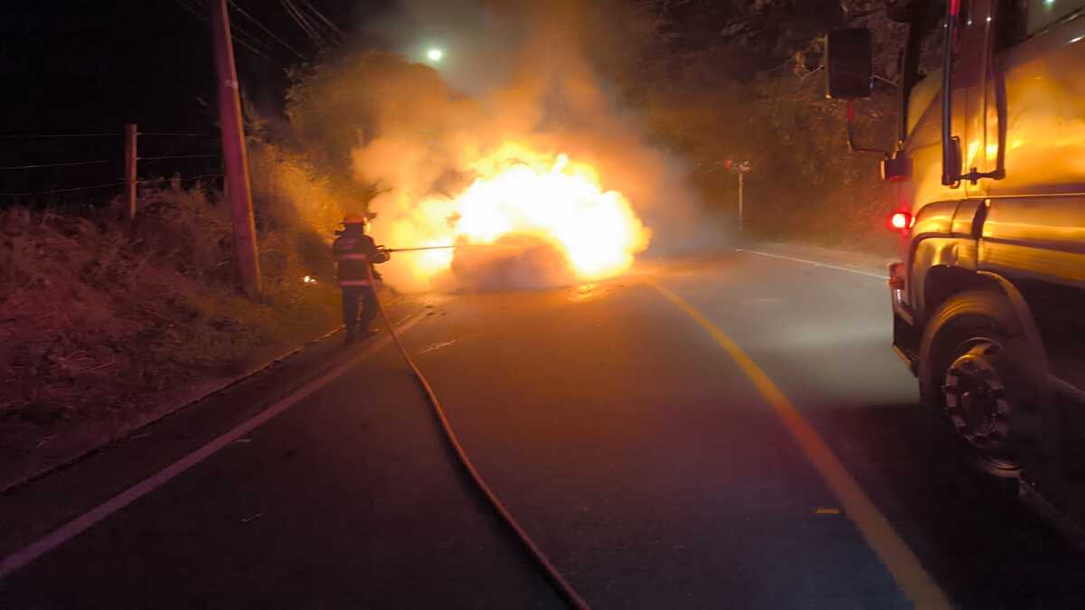 Vehicuo incinerado Cañon del Combeima