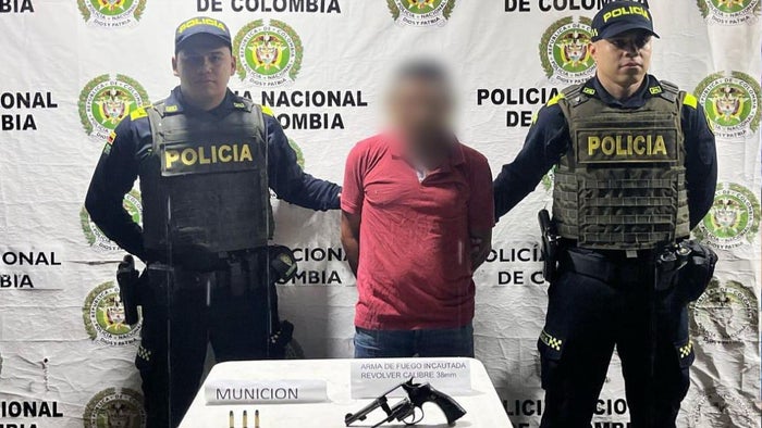 hombre con arma incautada