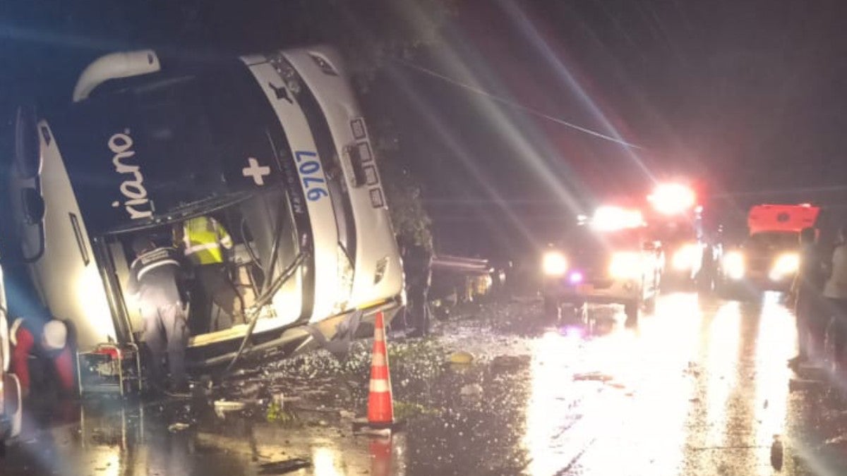 Volcamiento de bus de pasajeros deja personas fallecidas en el Tolima