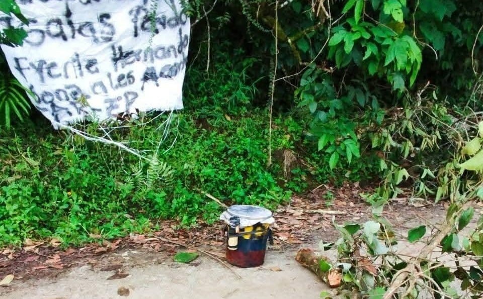 Artefacto y panfletos en Isnos, Huila