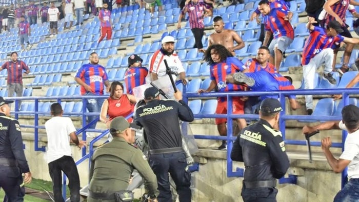 Desmanes entre hinchas | Hinchas de Unión Magdalena | Invasión de Cancha | Mayo 2025