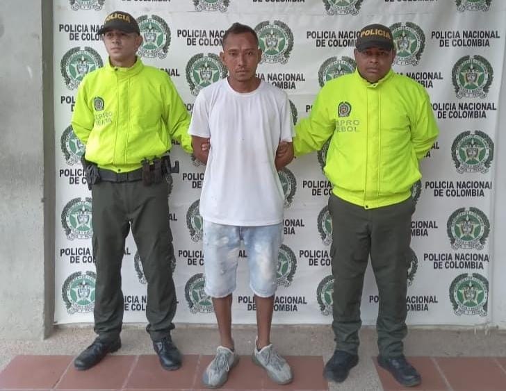 un hombre fue a la Policía a averiguar por un proceso y lo capturaron