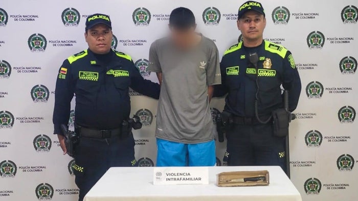 ¡Casi apuñala al papá en plena pelea y la Policía lo capturó!