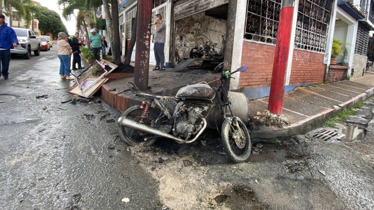 Explosión arrasó taller de motos en Ibagué: dos heridos graves con quemaduras del 70%