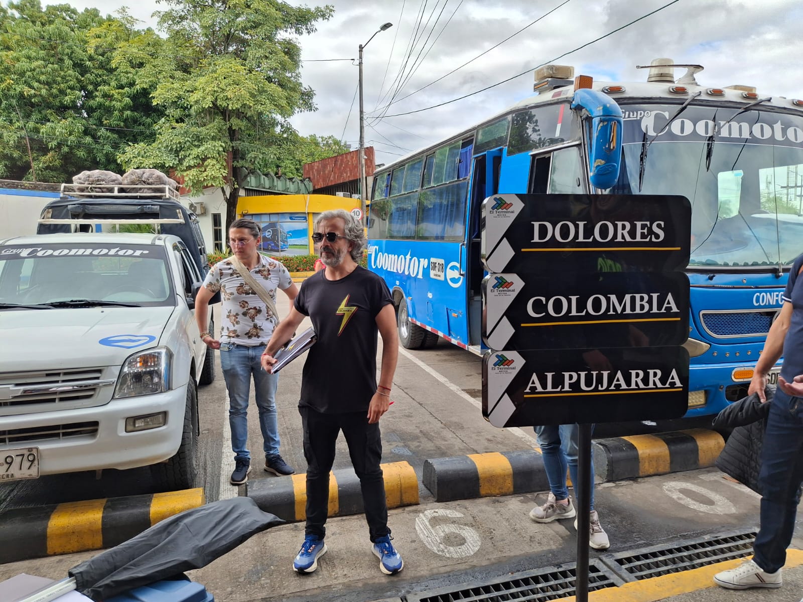 En bus Daniel Oviedo, candidato presidencial recorre el país