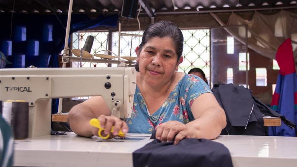 mujer con máquina de coser