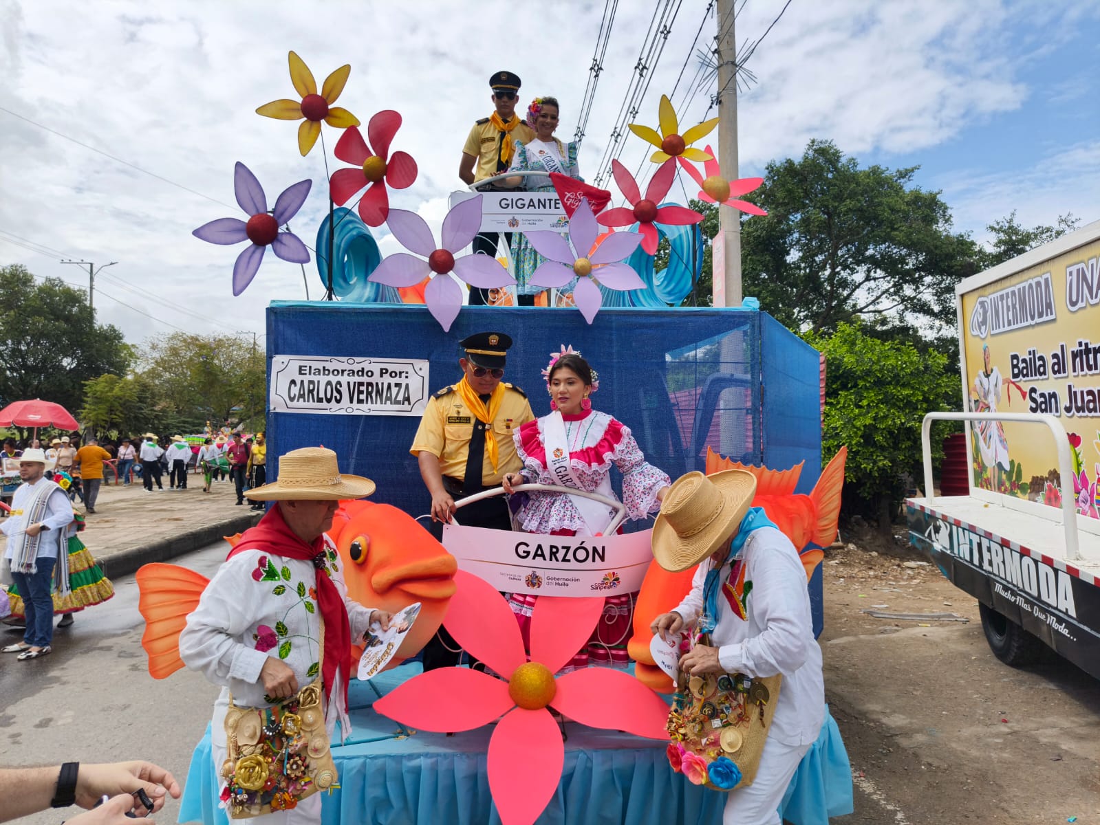 Desfile en traje Campesino Reinas departamental.
