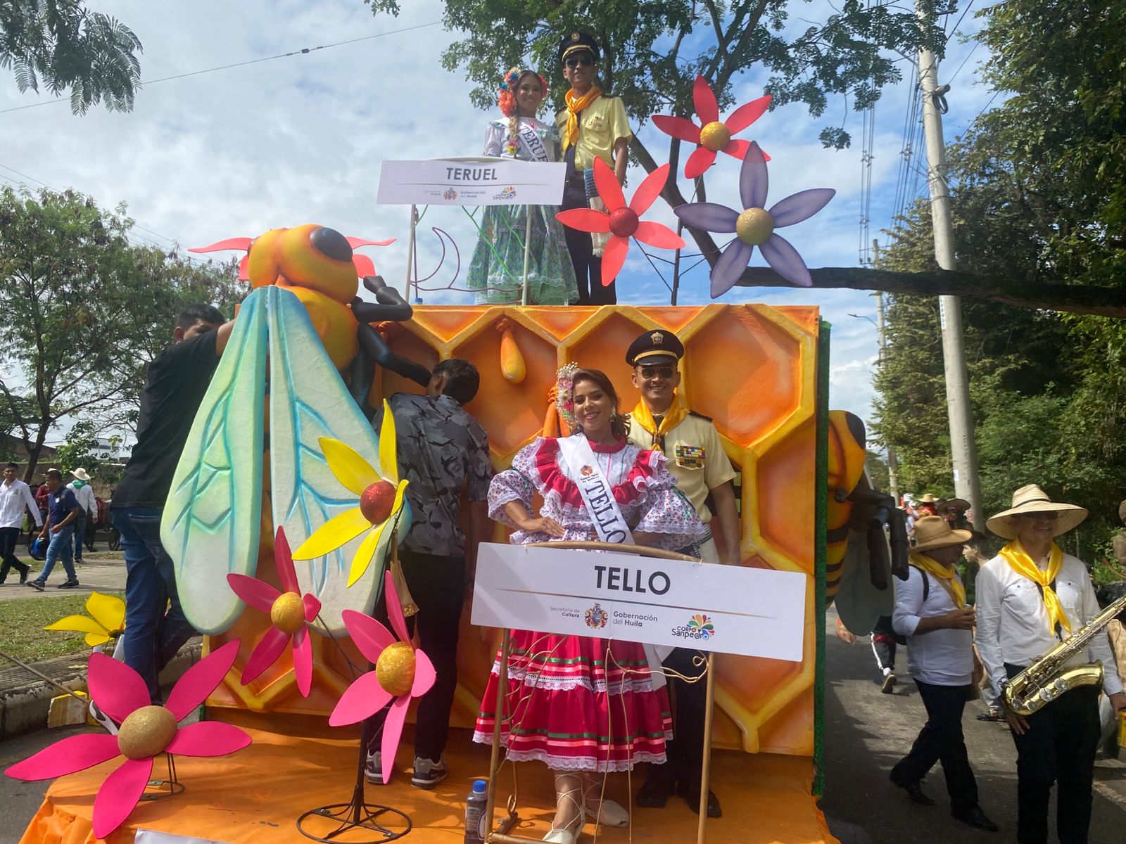 Desfile en traje Campesino Reinas departamental.