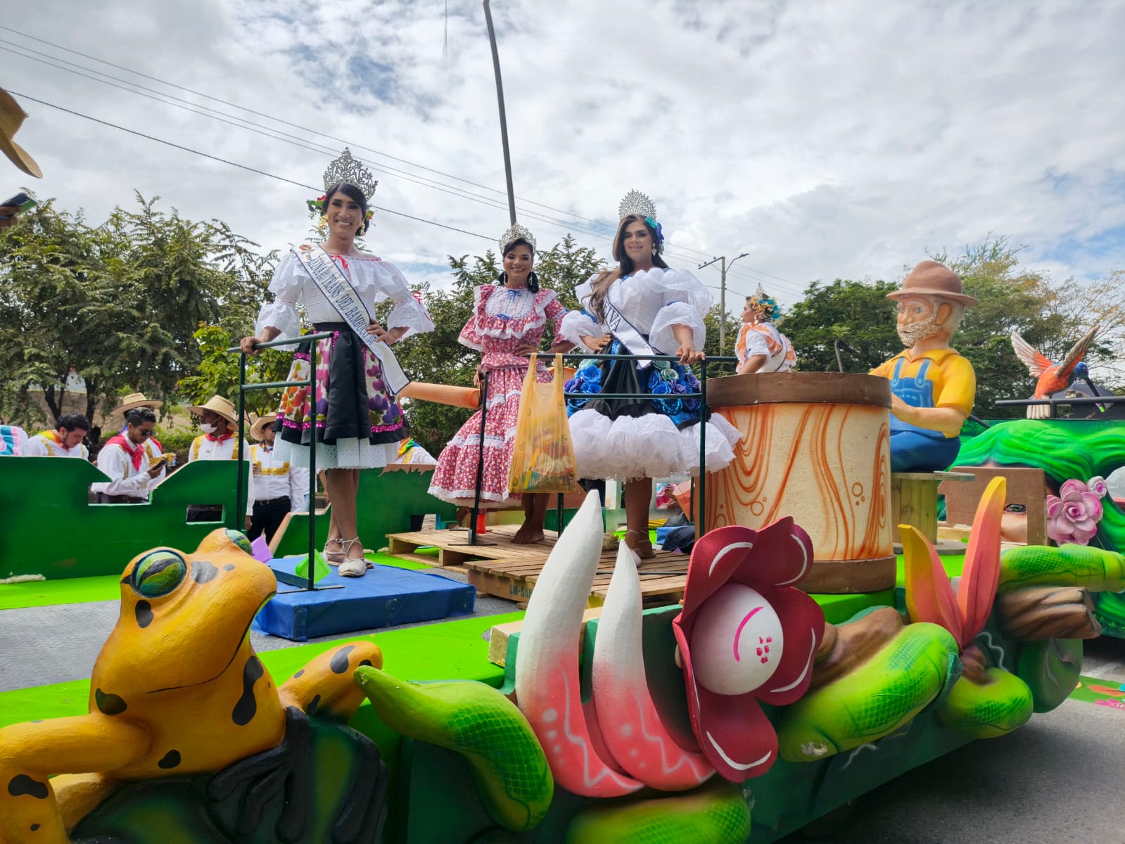 Desfile en traje Campesino Reinas departamental.
