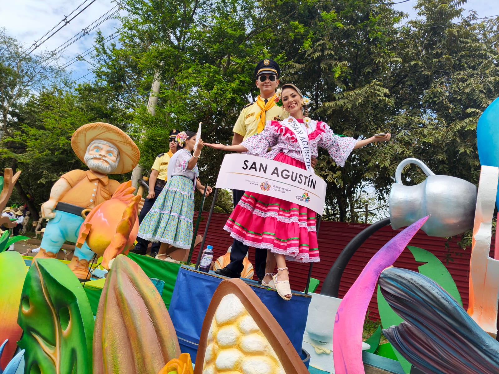 Desfile en traje Campesino Reinas departamental.