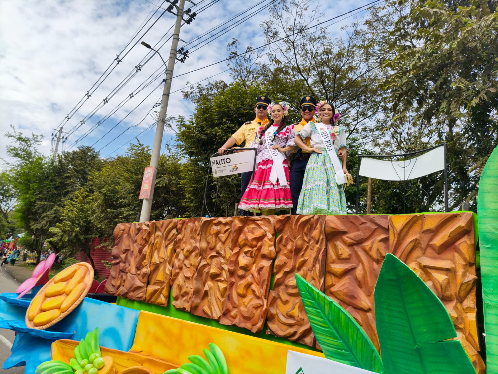 Desfile en traje Campesino Reinas departamental.
