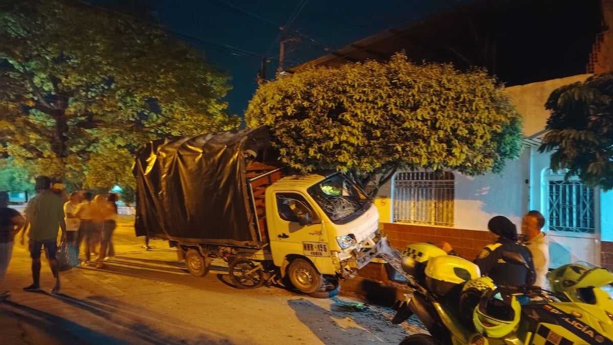 Furgón embiste a dos policías en El Espinal: uno tiene fractura de cráneo y está al borde de la muerte