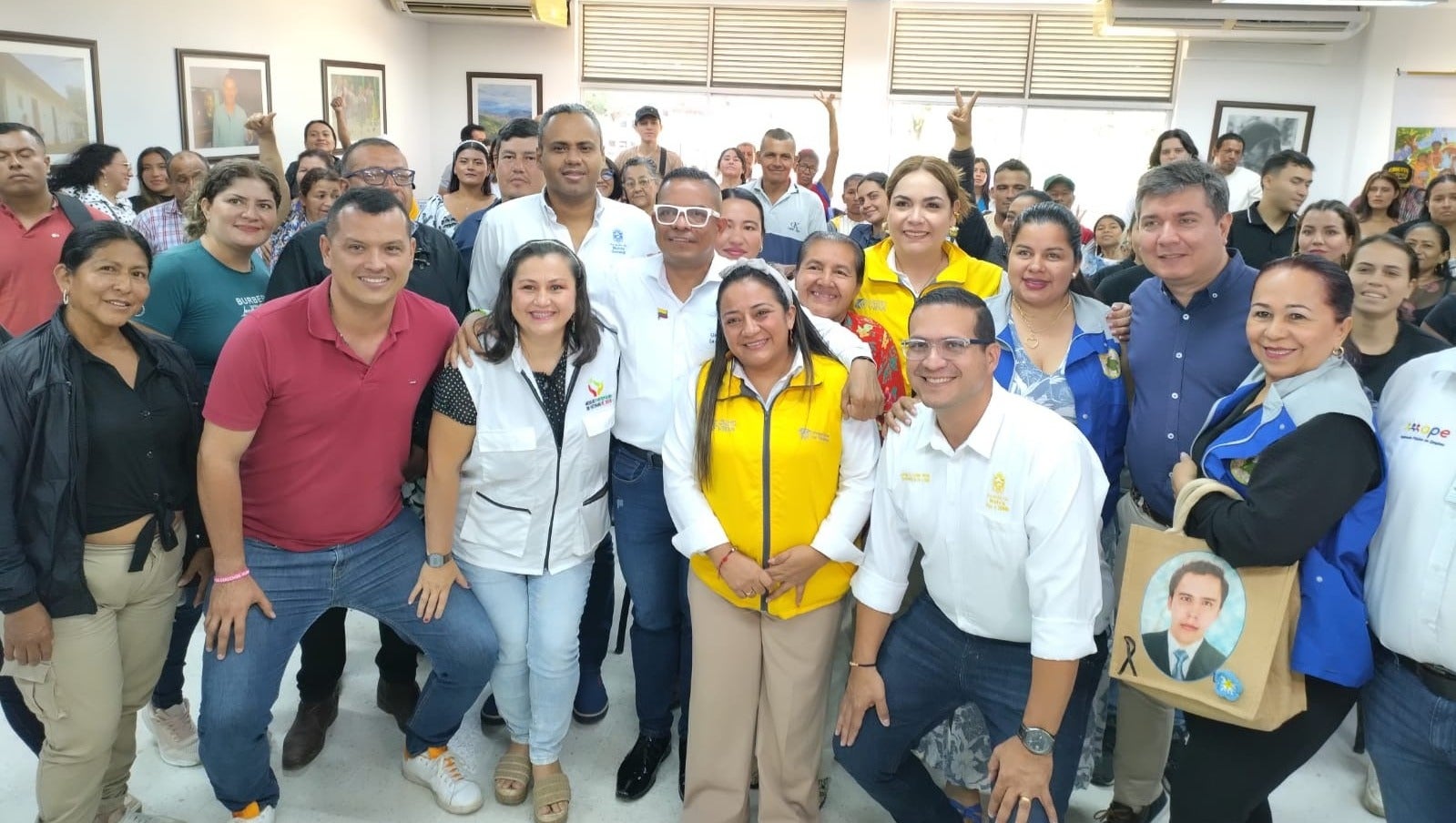 Entrega cartas de indemnización en el Huila