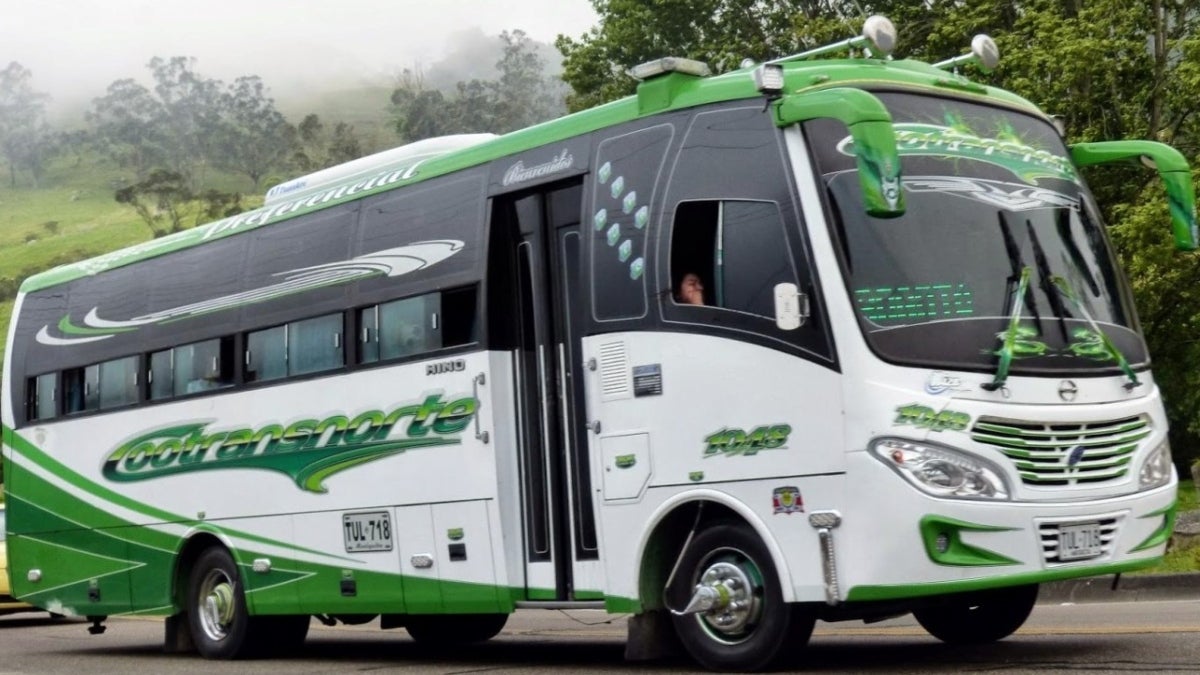 ¡Pánico en la vía a Ibagué! Armados atracaron a pasajeros de una buseta
