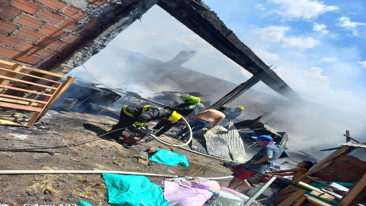 Incendio fabrica colchones en Ibagué