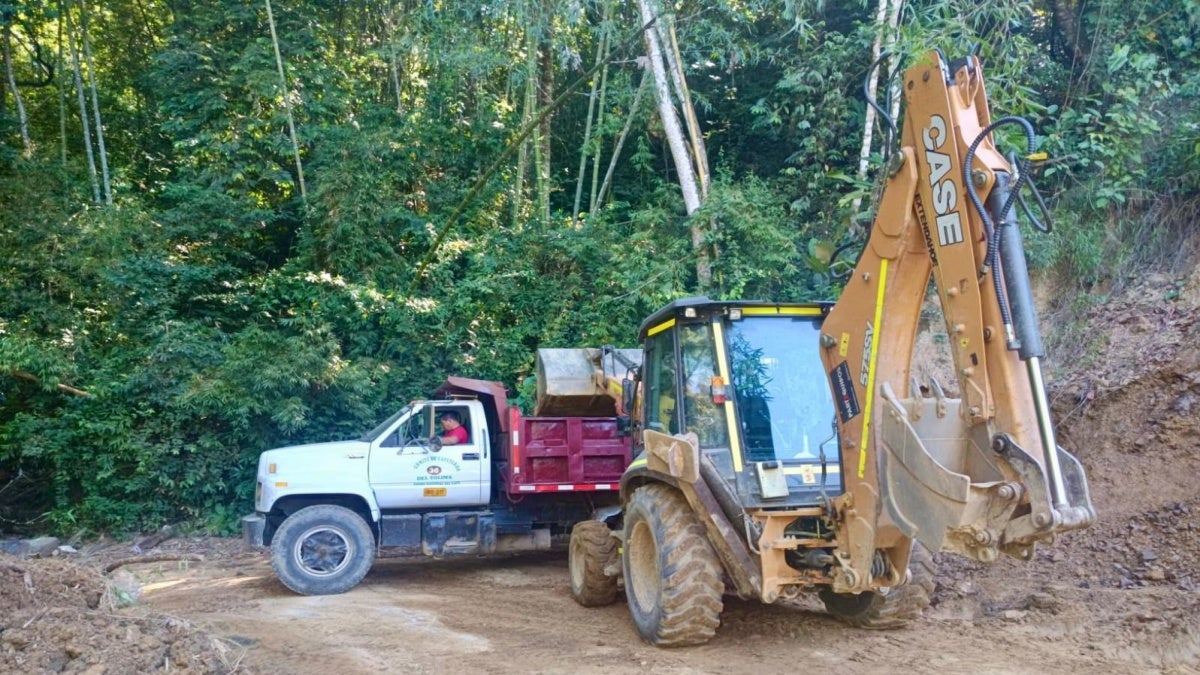 Maquinaria en zona rural de Ibagué