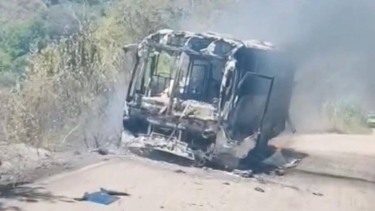 Bus se quemó por completo en Planadas y los pasajeros apenas lograron salir