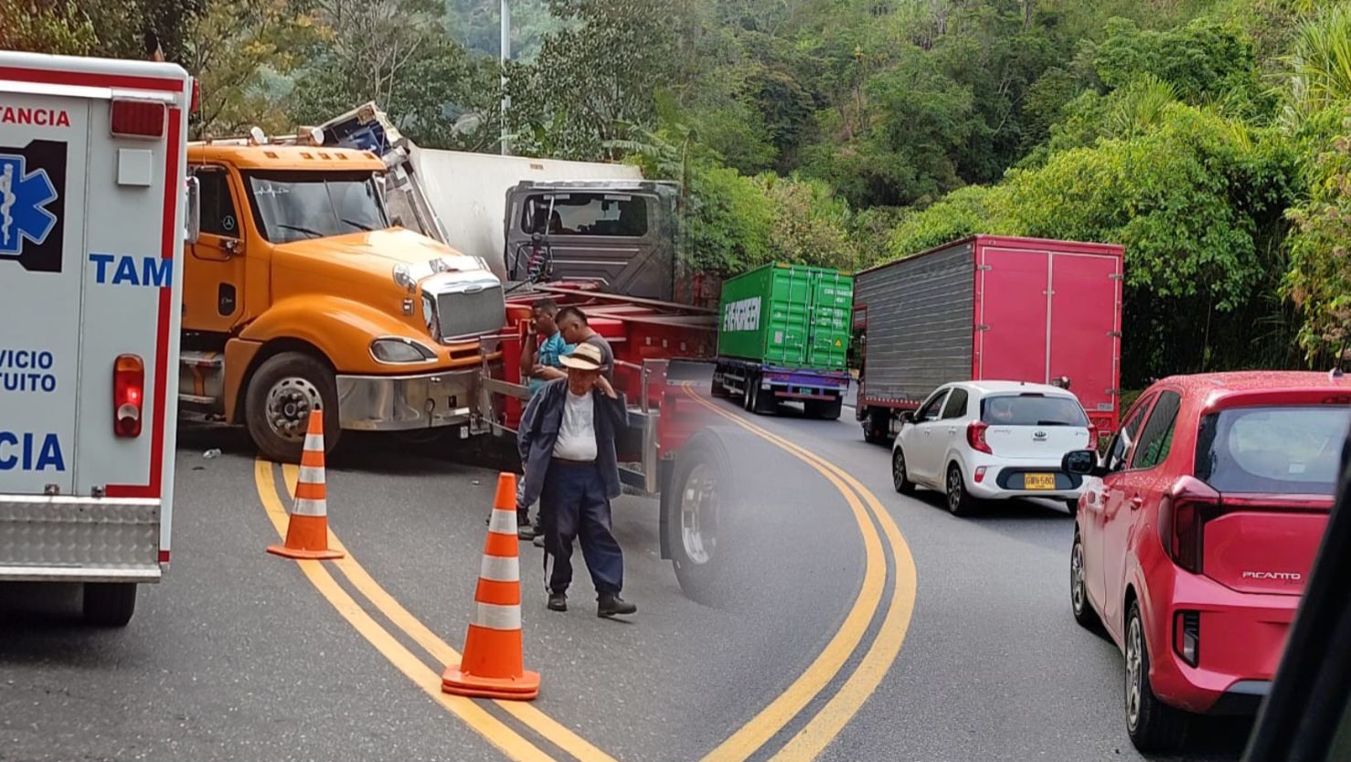 Congestión total en La Línea tras accidente de camiones