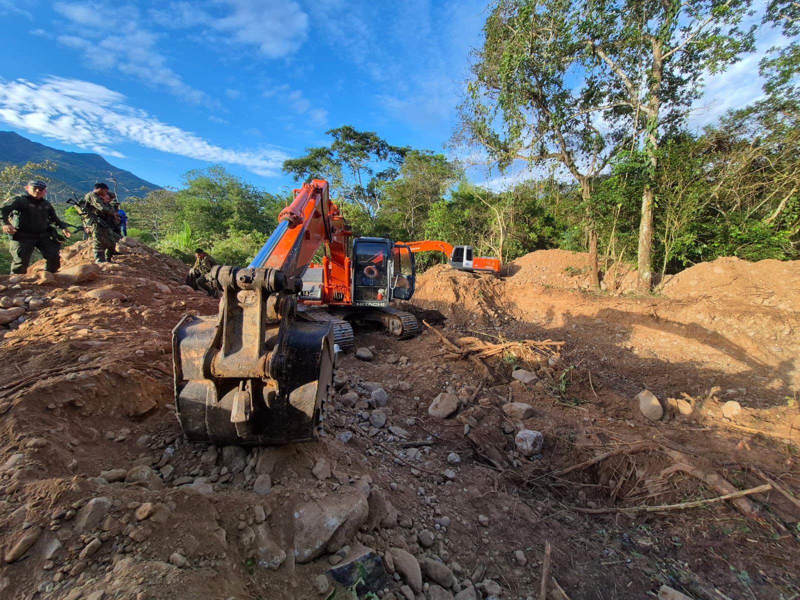 Autoridades incautaron maquinaria pesada y abrieron procesos penales por graves daños ambientales.