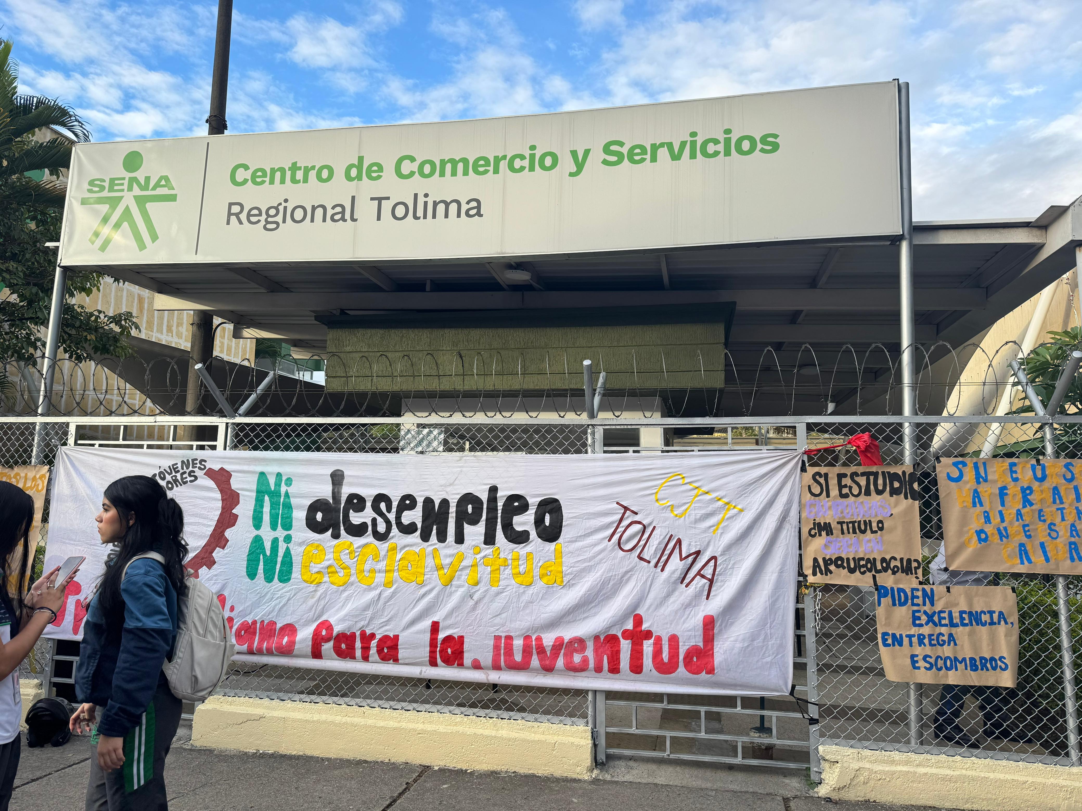 Huelga en el SENA: estudiantes bloquean sede en Ibagué por fallas tecnológicas