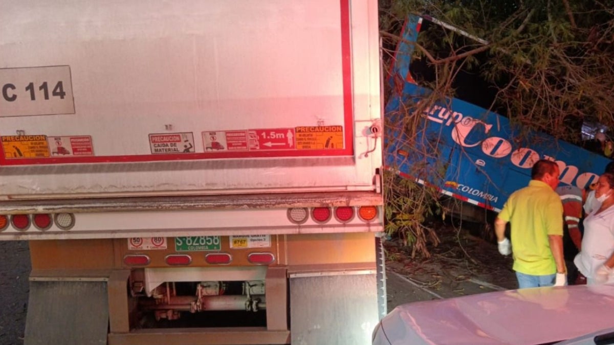 Un muerto y varios heridos en choque de bus y volqueta en Guamo