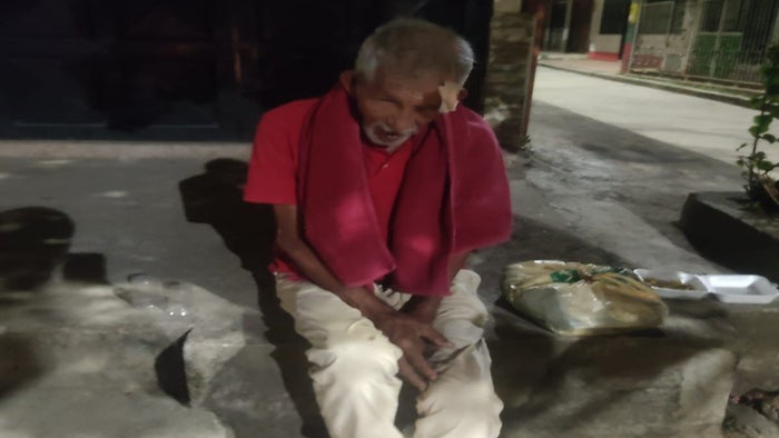 Adulto mayor abandonado en el barrio Modelia