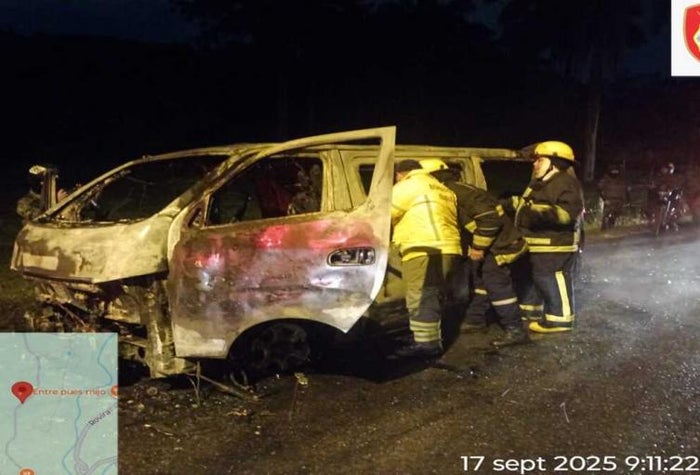 Delincuentes hurtaron e incineraron bus de transporte de pasajeros en la vía Ibagué - Rovira
