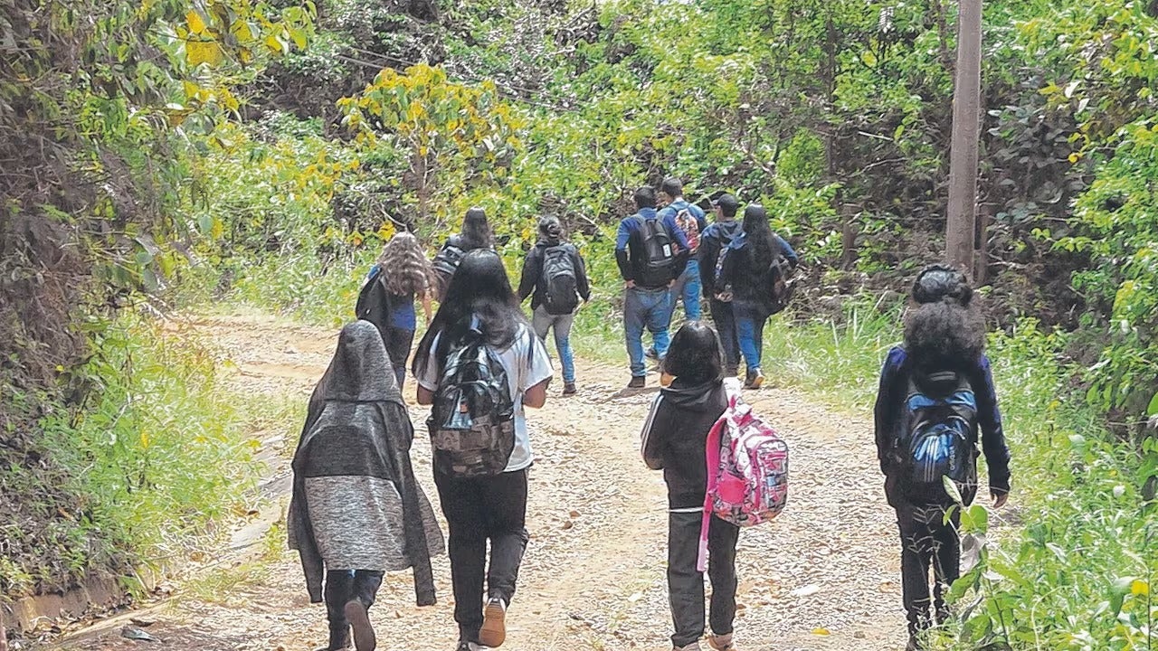 Niños de Alvarado completan un mes sin transporte escolar