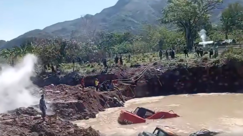 Operativo en Ataco deja destrucción y zozobra: maquinaria incinerada y tensión en aumento