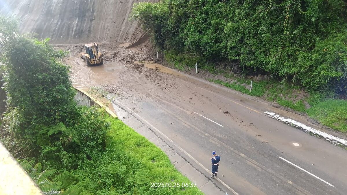 Derrumbe en la línea | Vía Ibagué - Calarca | Temporada Invernal | Octubre 2025