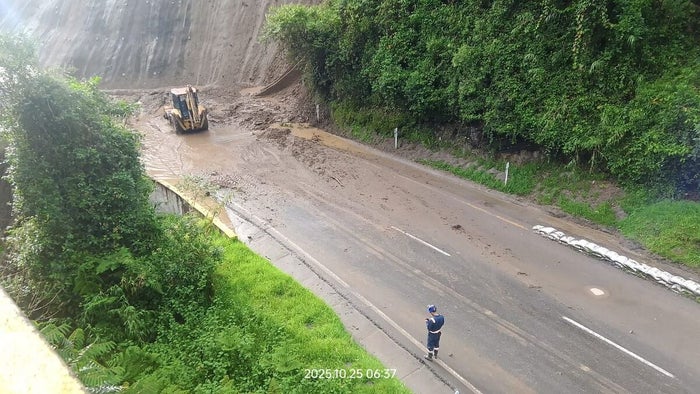 Derrumbe en la línea | Vía Ibagué - Calarca | Temporada Invernal | Octubre 2025
