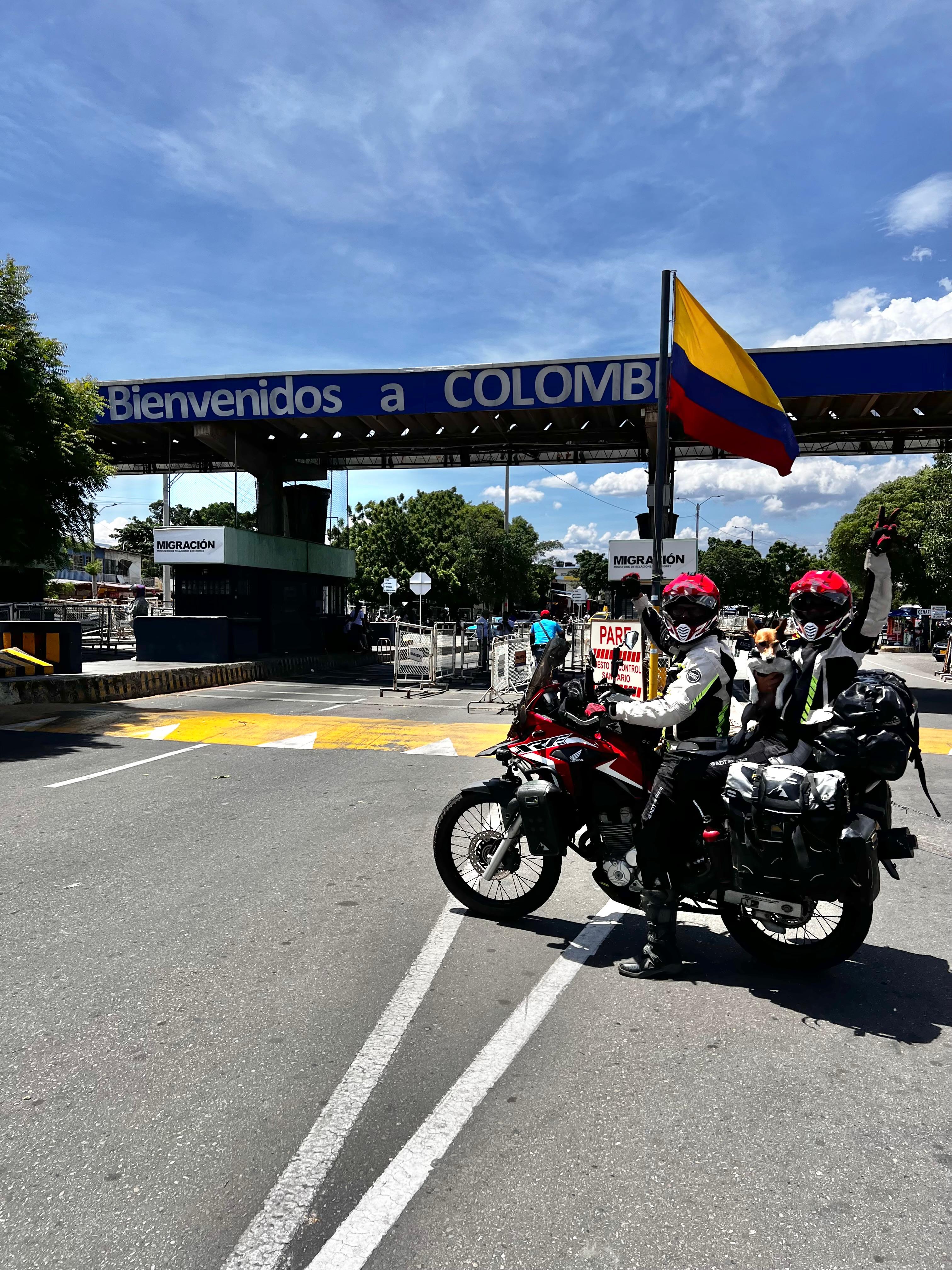 Pareja de Ibagué recorrió Sudamérica en moto junto a su perro Newen