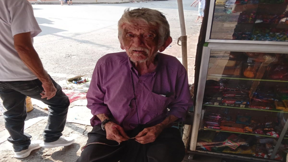 Adulto mayor abandonado plaza 21