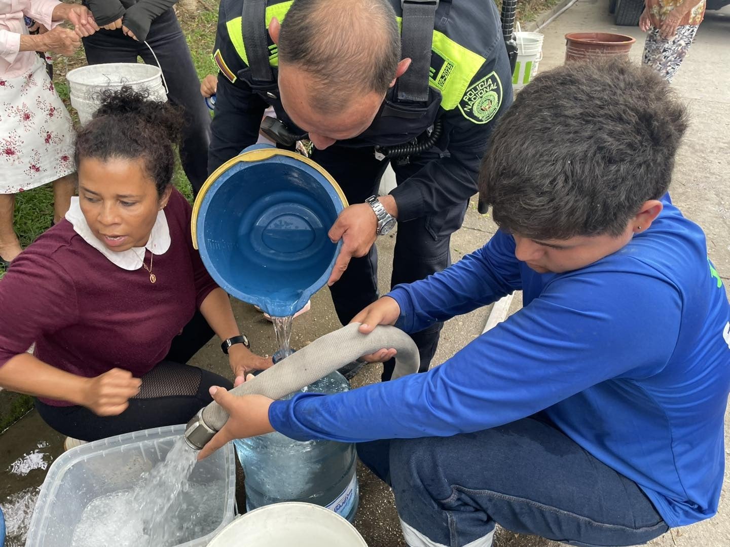 Con carroqtanques se abastece de agua potable Pitalito ante emergencia ambiental