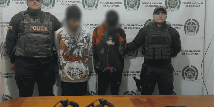 Capturan a dos jóvenes y decomisan dos revólveres durante controles nocturnos en zona rural de Herveo