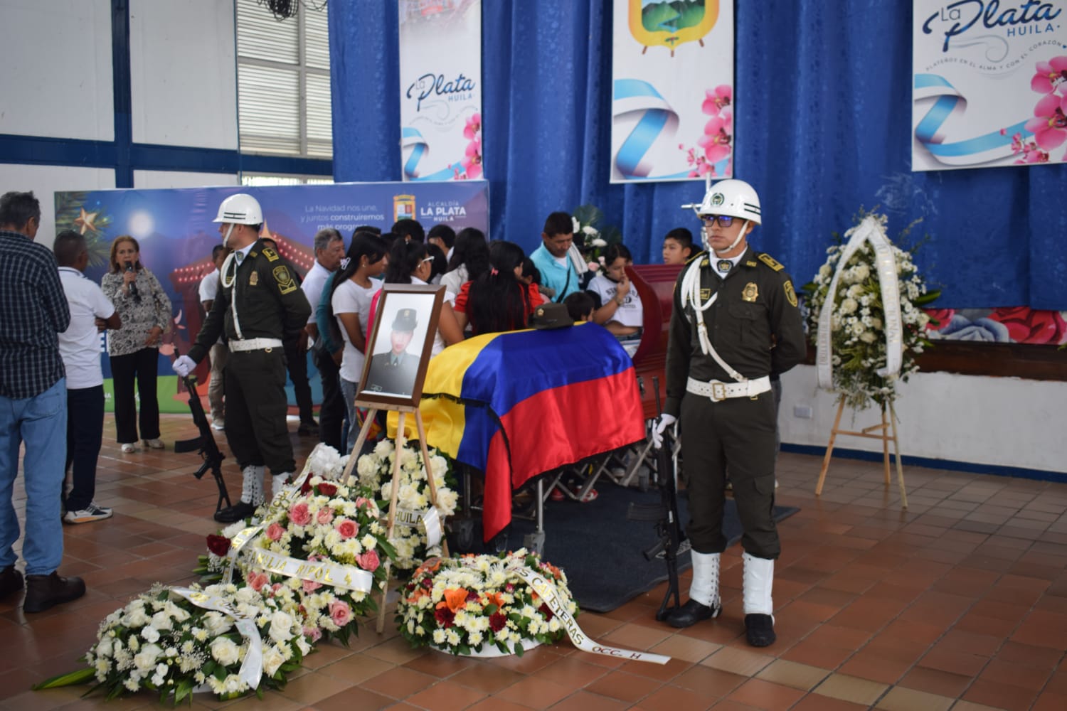 Último adiós a la patrullera Karen Estefany Pajoy en La Plata, Huila