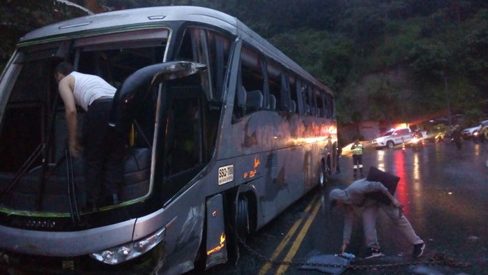 Varios heridos dejó el volcamiento de un bus en la vía hacia Cajamarc