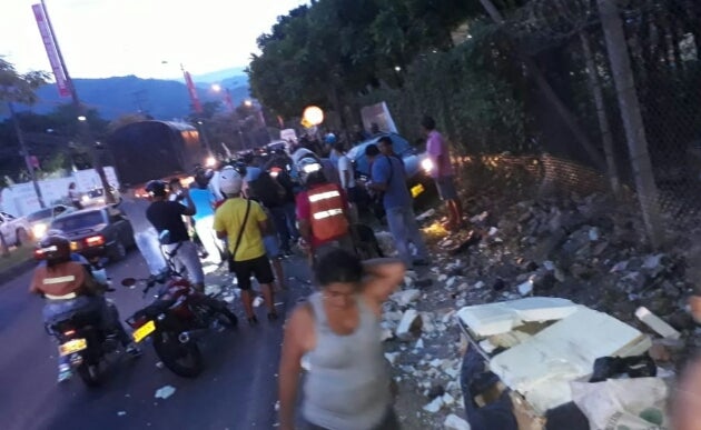 Dos heridos dejó el volcamiento de un automóvil en la avenida del Sur
