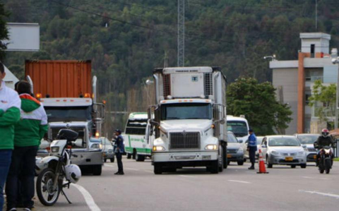 Restricción viales para vehículos de carga pesada en la vía Bogotá